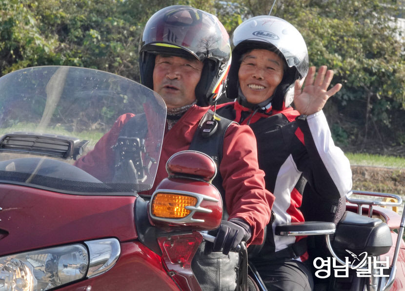 [동네뉴스] 66세 아내 태우고 모터사이클 모는 69세 농부...패러글라이딩·제트스키도 즐겨