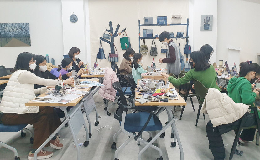 [동네뉴스] 업사이클링으로 반짝반짝 불 밝힌 크리스마스 트리