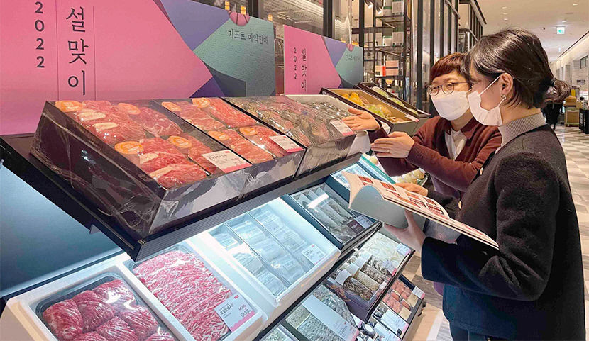 설-선물을-고르는-고객-