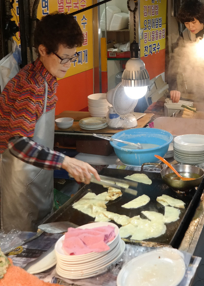 [김영복·이춘호 한식 삼천리] 국민 간식 만두 예찬 (2)...대구 납작만두 3인방 버전→서문시장 삼각만두→송현동 잎새만두 진화