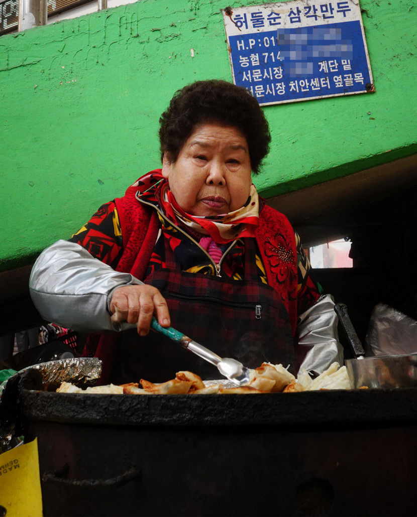 [김영복·이춘호 한식 삼천리] 국민 간식 만두 예찬 (2)...대구 납작만두 3인방 버전→서문시장 삼각만두→송현동 잎새만두 진화