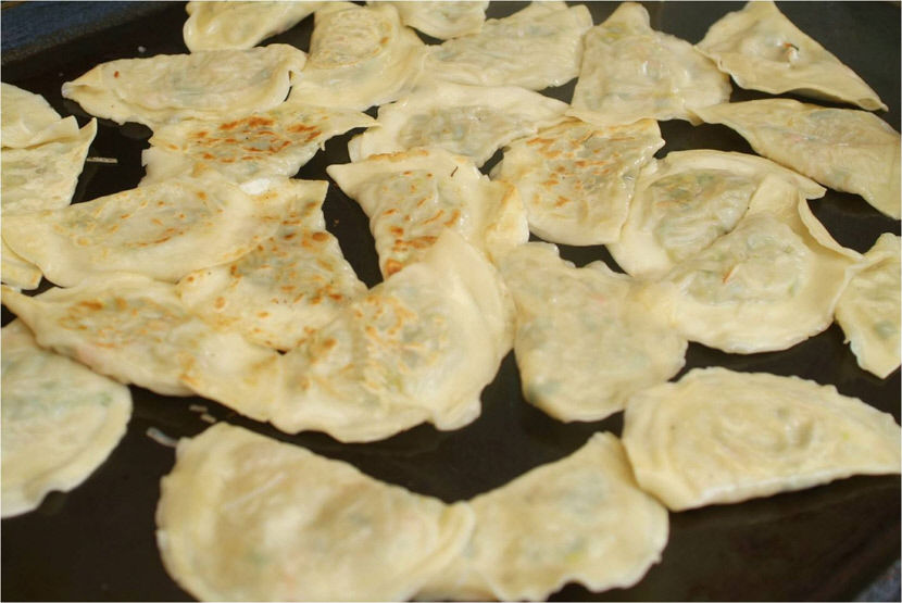 [김영복·이춘호 한식 삼천리] 국민 간식 만두 예찬 (2)...대구 납작만두 3인방 버전→서문시장 삼각만두→송현동 잎새만두 진화