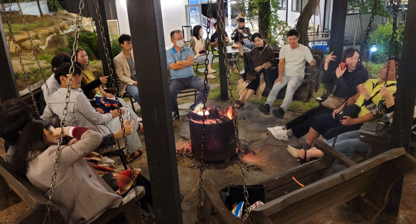 [이춘호기자의 카페로드] 동구 능성동  블루마운틴...빼곡한 송림 속  글램핑 카페…힐링랜드서 즐기는 문화예술은 덤