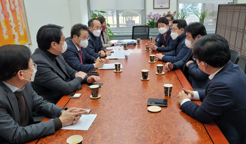 군위 대구 편입법 2월 국회 처리 물건너 갈 듯