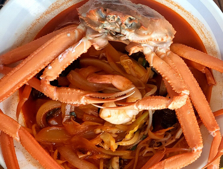 [포항 맛집] 구룡포 짬홍…탱글탱글 게살과 신선한 해물이 만나 홍게짬뽕