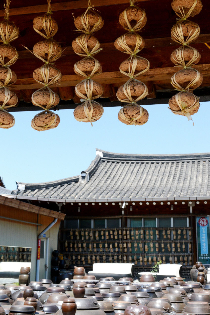 [김영복·이춘호 한식 삼천리] 간장(艮醬) 이야기…장맛의  발효과학(2)...메주덩이가 떠오를 때 간수 뺀 천일염 간이 승부처…용기·온도관리도 관건