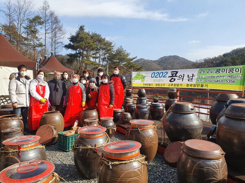 [김영복·이춘호 한식 삼천리] 간장(艮醬) 이야기…장맛의  발효과학(2)...메주덩이가 떠오를 때 간수 뺀 천일염 간이 승부처…용기·온도관리도 관건