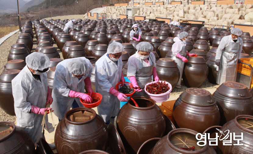[김영복·이춘호 한식 삼천리] 간장(艮醬) 이야기…장맛의  발효과학(2)...메주덩이가 떠오를 때 간수 뺀 천일염 간이 승부처…용기·온도관리도 관건