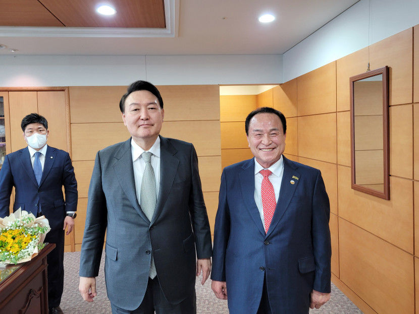 尹-김영만 군위군수 회동…군위 대구편입 속도 내나