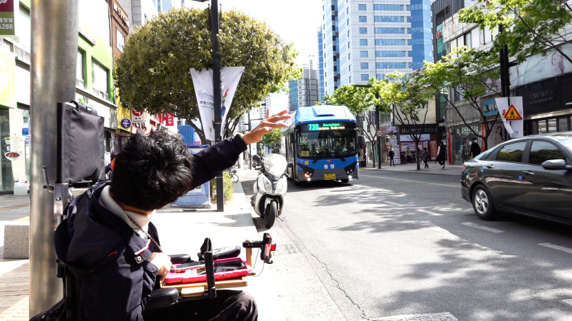 좁은 人道 대신 車道로…저상버스 리프트 작동 안 돼 버스 떠나보내기도
