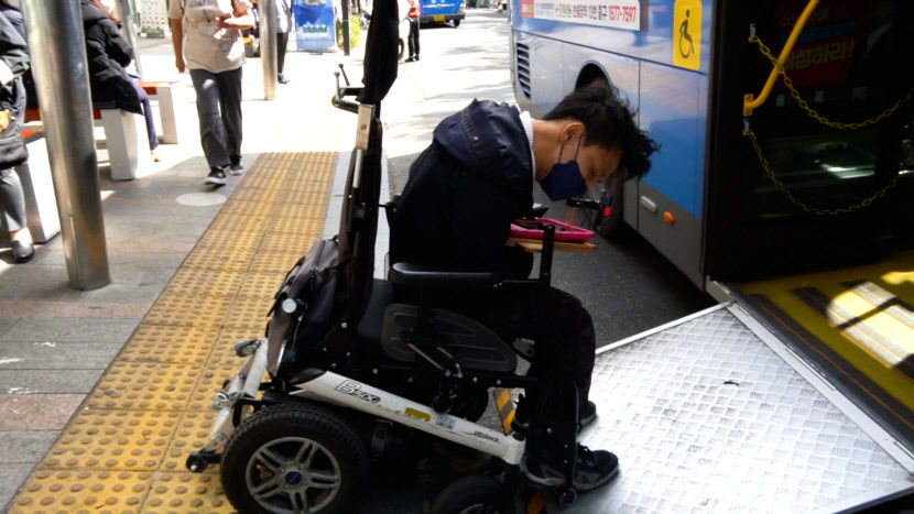 좁은 人道 대신 車道로…저상버스 리프트 작동 안 돼 버스 떠나보내기도