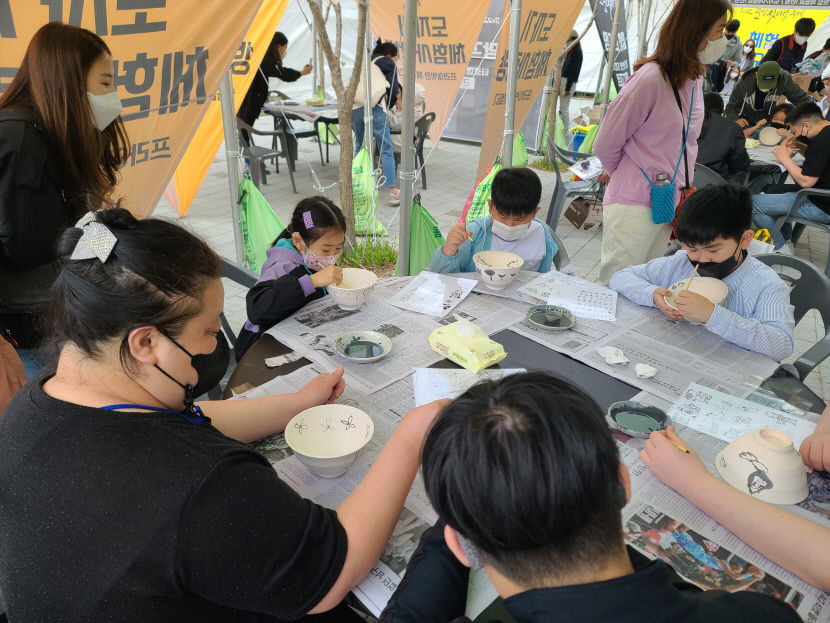 3년만에 현장 축제로 열린 문경찻사발축제 모처럼 인파 북적