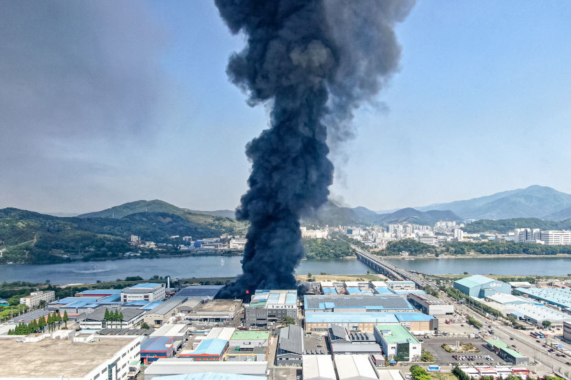 [포토뉴스] 구미 가구제조 공장에 난 대형 화재 진화하는 소방헬기