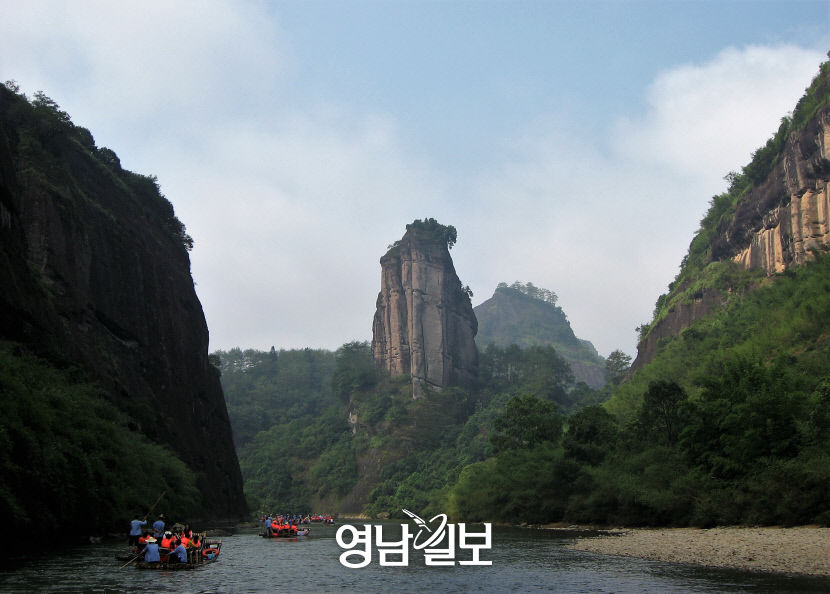 [김봉규 기자의 지구촌 산책 .23] 中 푸젠성 우이산(武夷山), 바위 절벽과 어우러진 구곡계 협곡…조선 선비의 이상 구곡문화 탄생지