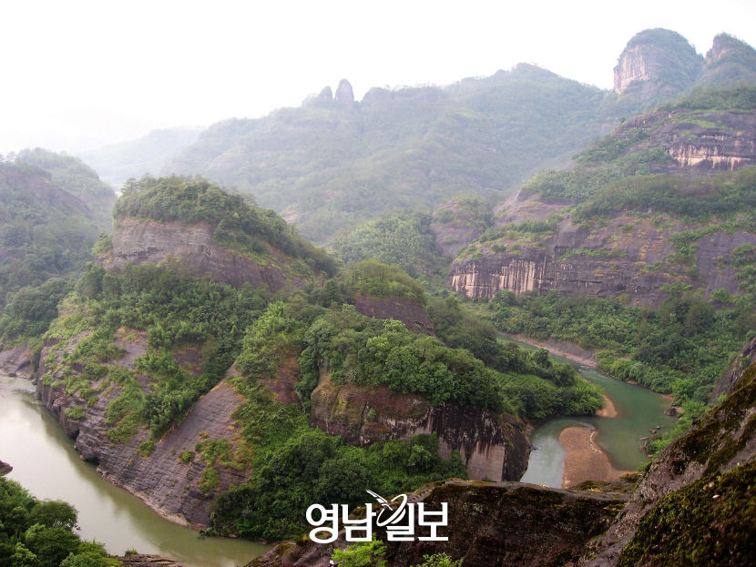 [김봉규 기자의 지구촌 산책 .23] 中 푸젠성 우이산(武夷山), 바위 절벽과 어우러진 구곡계 협곡…조선 선비의 이상 구곡문화 탄생지