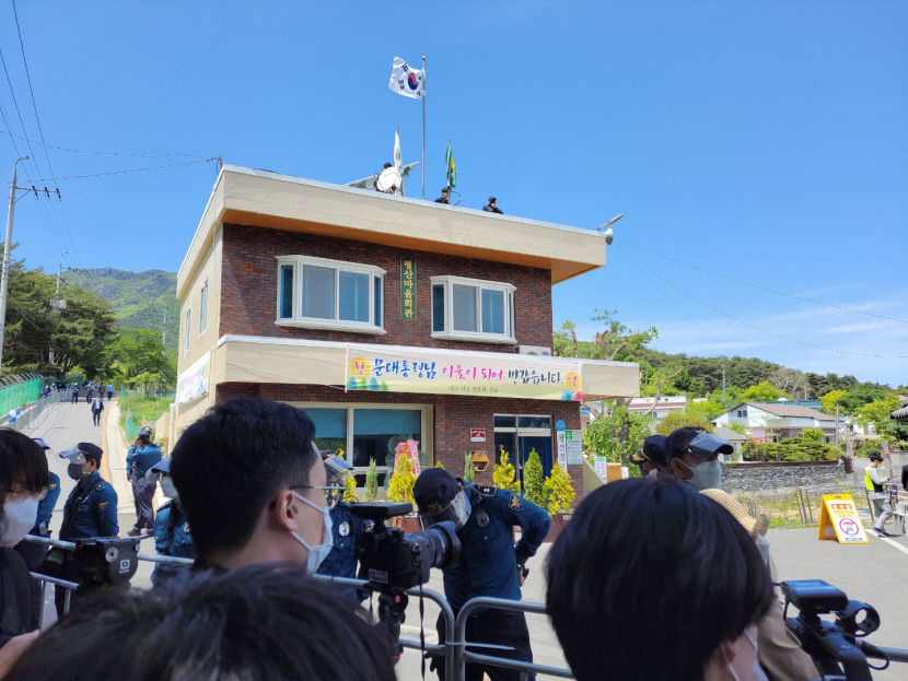 [포토뉴스] 문재인 전 대통령 지지자들로 북적이는 양산 평산마을