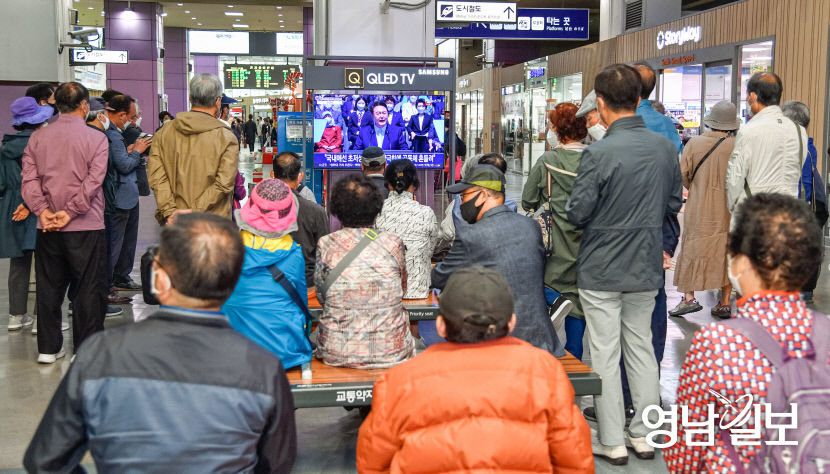 [포토뉴스] 윤석열 대통령 취임식 생중계 시청하는 대구시민들