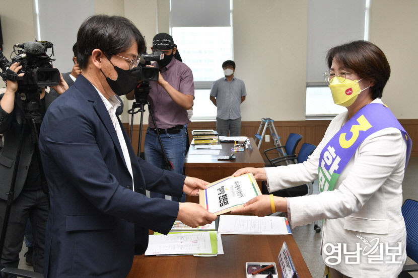 [포토뉴스] 후보 등록하는 정의당 한민정 대구시장 후보