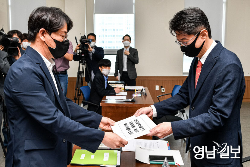 [포토뉴스] 후보 등록하는 국민의힘 홍준표 대구시장 후보 대리인