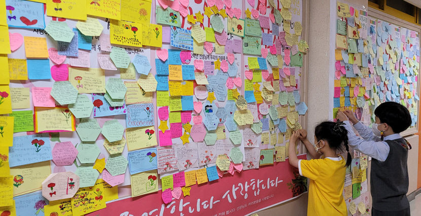거리두기 해제 후 첫 스승의 날…선생님 덕분에… 학생·학부모들 감사인사 전하며 웃음꽃
