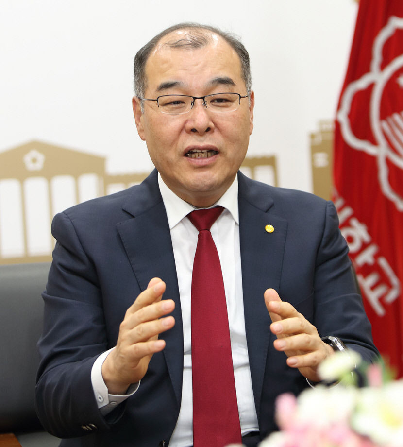 [토크 人사이드] 한국대학교육협의회장에 취임한 홍원화 경북대 총장 대학생 1人 공교육비가 초중등보다 적은 나라는 OECD 중 한국뿐