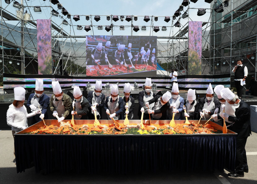 먹거리 즐길거리로 5감 만족...3년만에 개최된 제17회 영양산나물축제 대성황