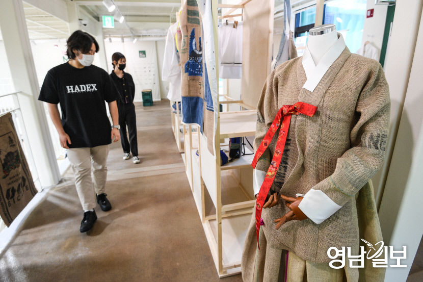 [포토뉴스] 리메이커스 전시, 커피자루로 만든 한복