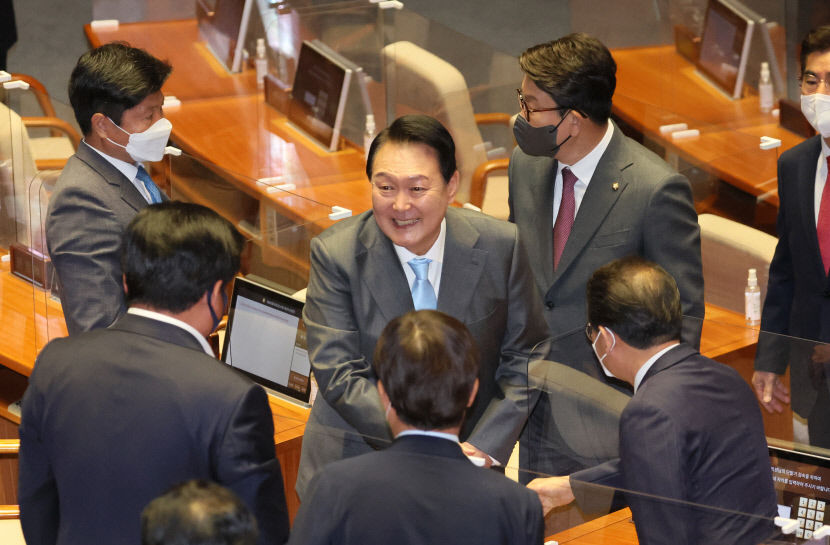 취임 엿새만에 국회 찾은 尹…사전환담·야당 의원들과 악수 등 총리인준 협조 당부