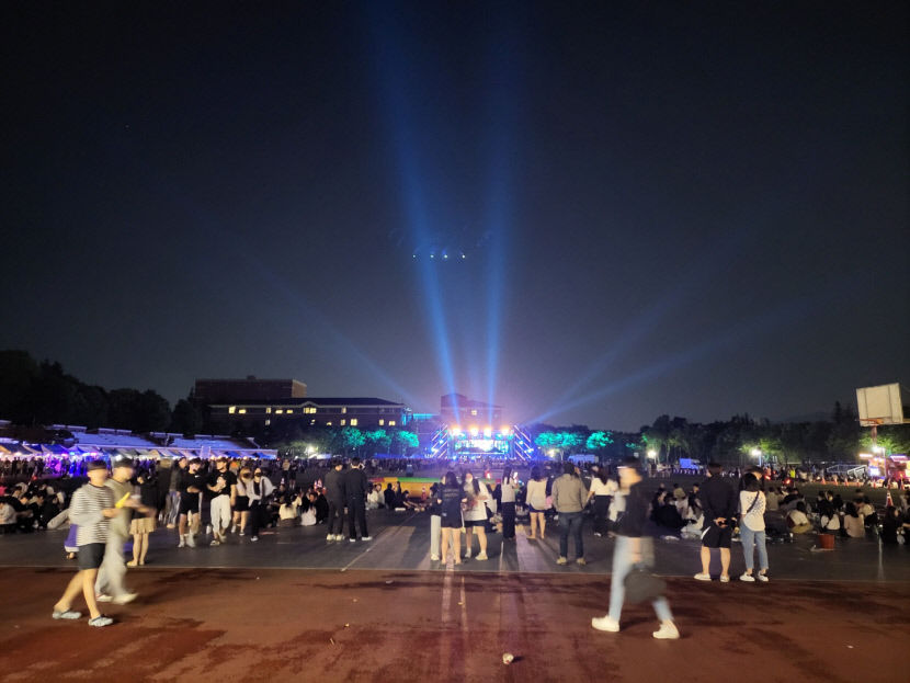 [현장 스케치] 코로나 학번들도 즐겼다…방역패스 없어진 대구의 대학축제 현장