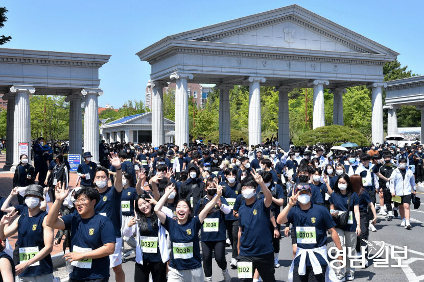 [포토뉴스] 화창한 날씨 속 걷기 대회 참가한 계명대 학생들