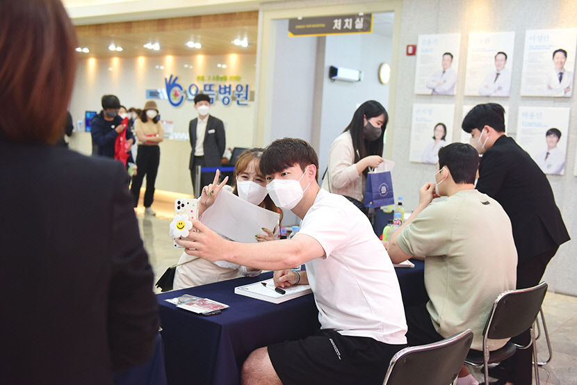 으뜸병원서 한국가스공사 농구단 팬사인회 열려