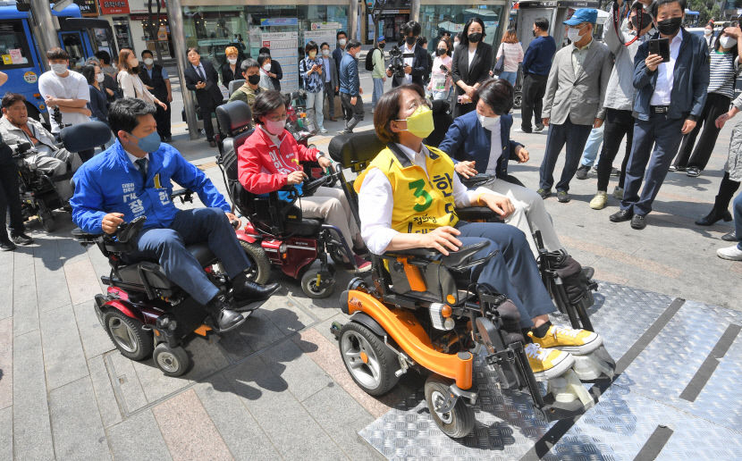 쉽지 않네요 대구시장 후보들, 장애인 이동권 체험 나서