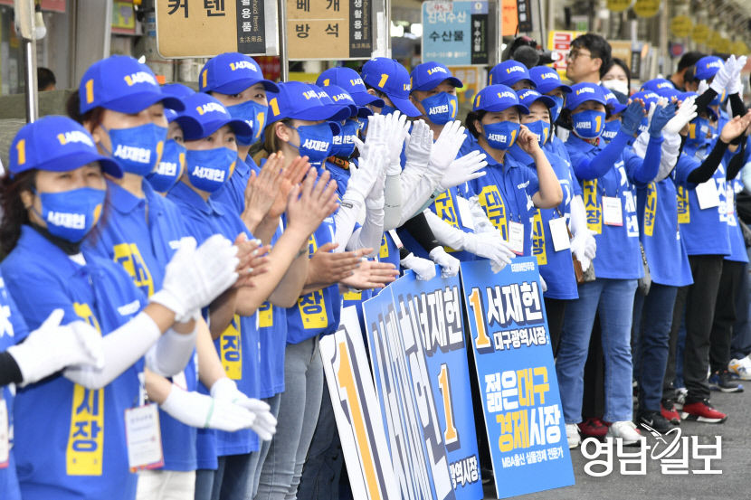 [포토뉴스]서문시장에서 지지호소하는 더불어민주당 선거운동원들
