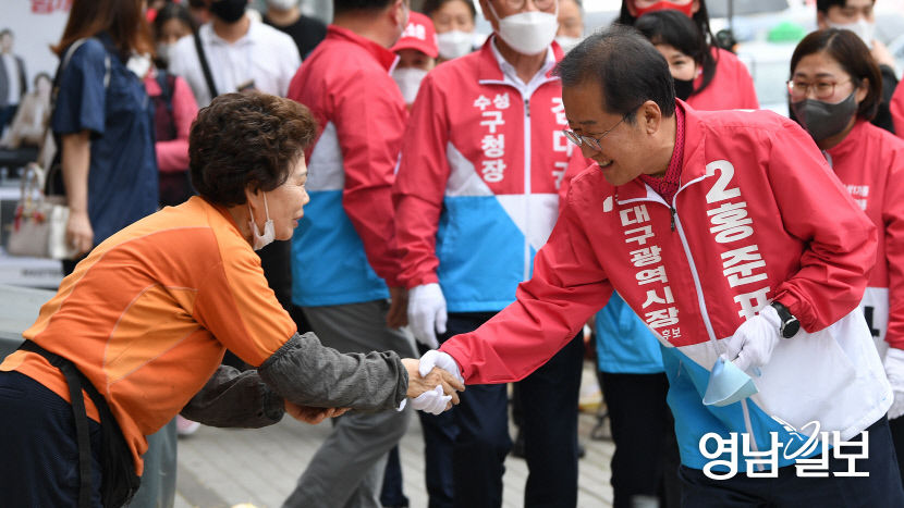 [포토뉴스] 수성시장 찾은 국민의힘 홍준표 대구시장후보