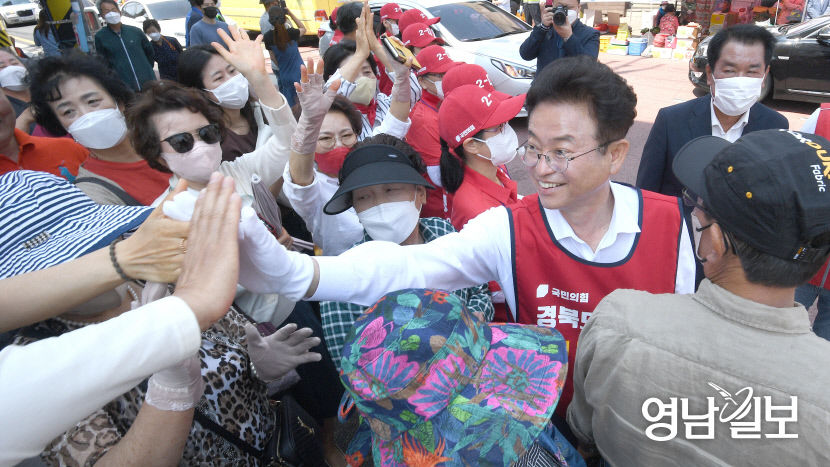 [포토뉴스] 왜관시장에서 지지호소하는 국민의힘 이철우 경북도지사 후보