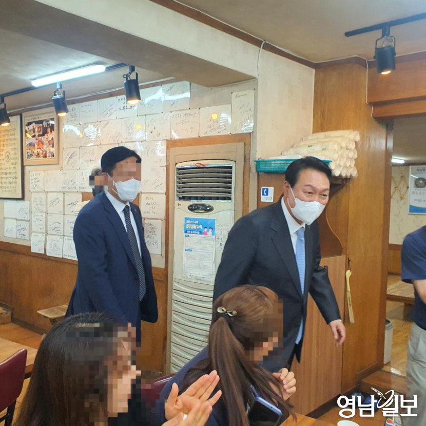 [포토뉴스] 점심시간, 대구시내 한 식당에 나타난 윤석열 대통령