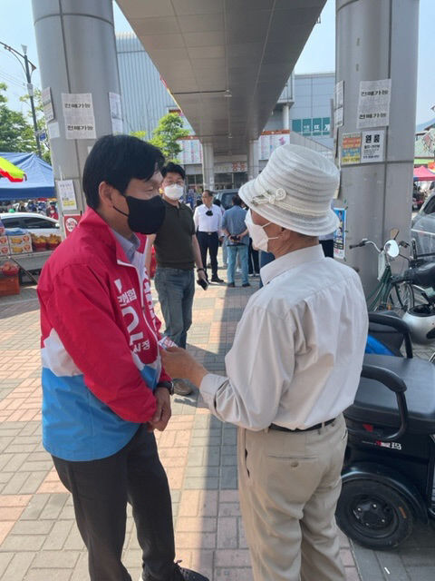 낮 최고 34℃ 보다 뜨거운 경산시장 선거전…또 5일장서 맞대결