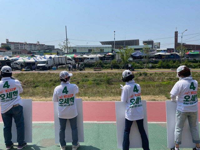 낮 최고 34℃ 보다 뜨거운 경산시장 선거전…또 5일장서 맞대결