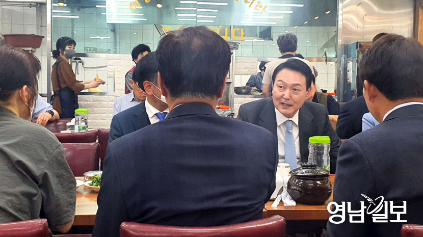윤석열 대통령, 가스총회 참석후 대구 도심 깜짝 등장(종합)