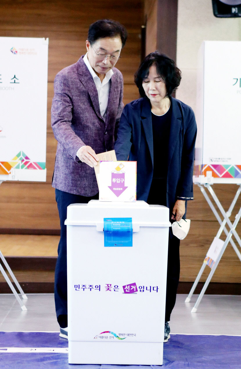 [포토뉴스]사전투표 하는 임종식 경북교육감 후보