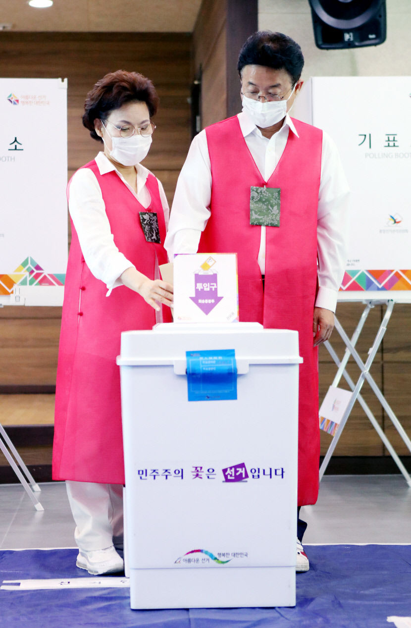 [포토뉴스]사전투표 하는 이철우 경북도지사 후보