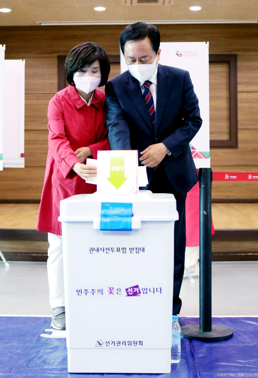 [포토뉴스]사전투표 하는 권기창 안동시장 후보