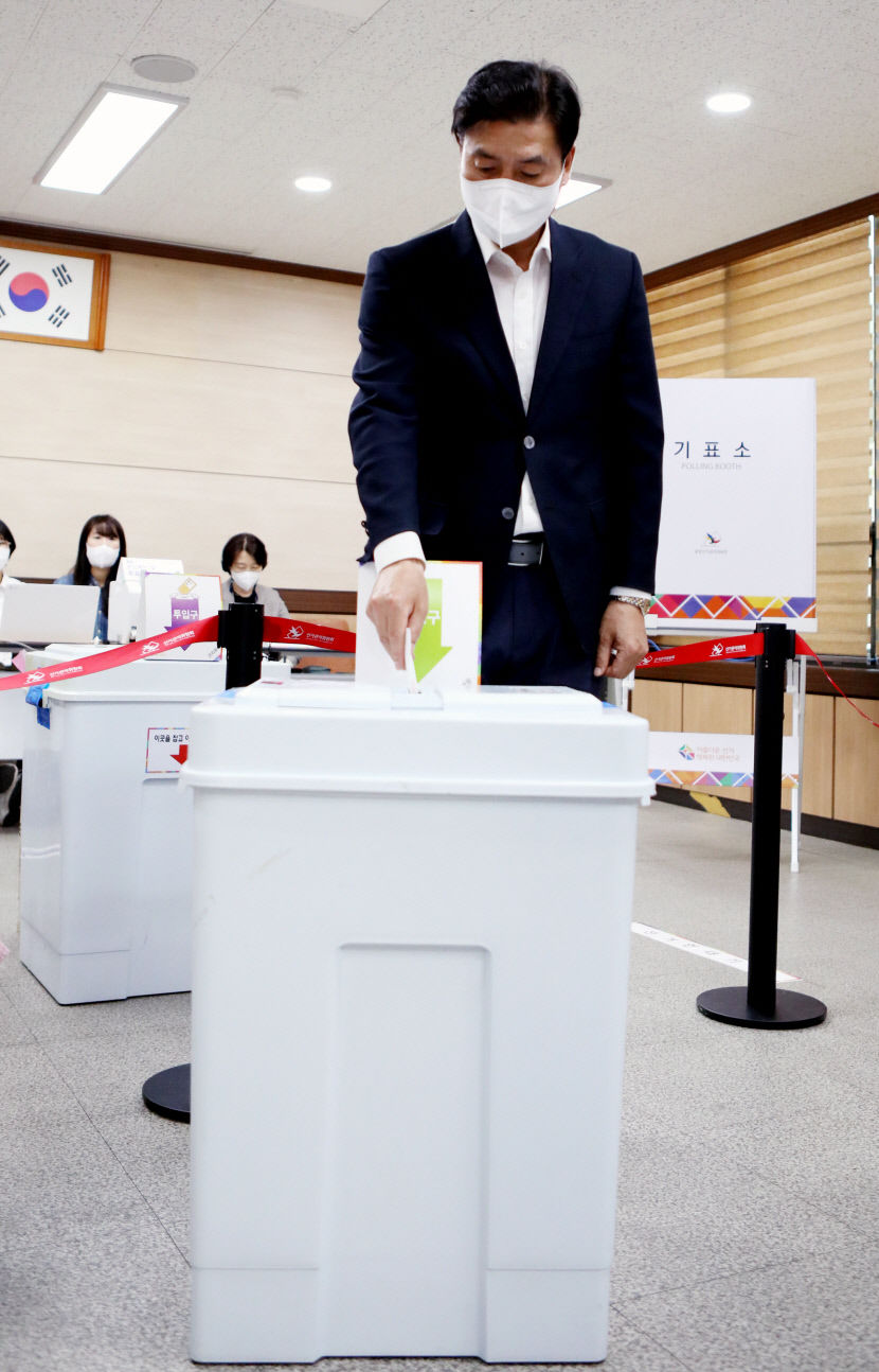 [포토뉴스]사전투표 하는 김위한 안동시장 후보