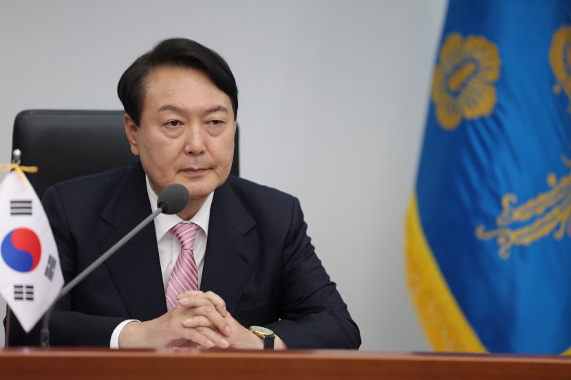 윤대통령 울진산불에 밤샘 진화나선 소방대원 노고에 감사…피해주민·응급복구 당부도