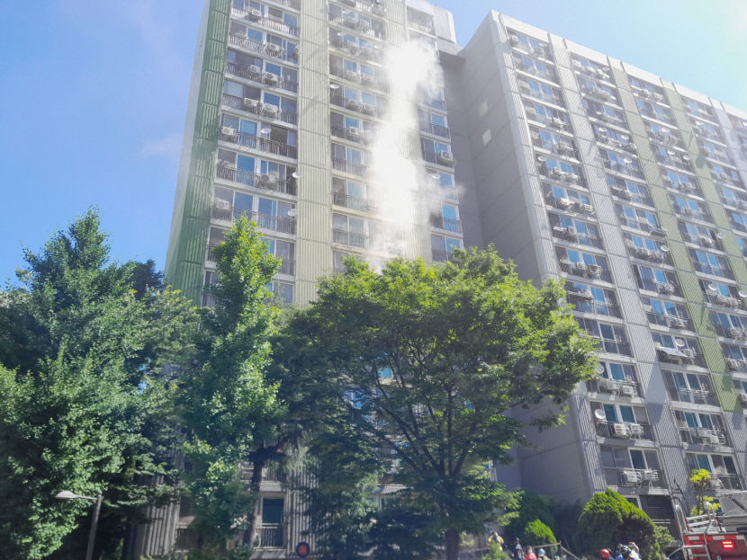 대구 달서구 월성동 한 아파트서 화재...원인 조사 중