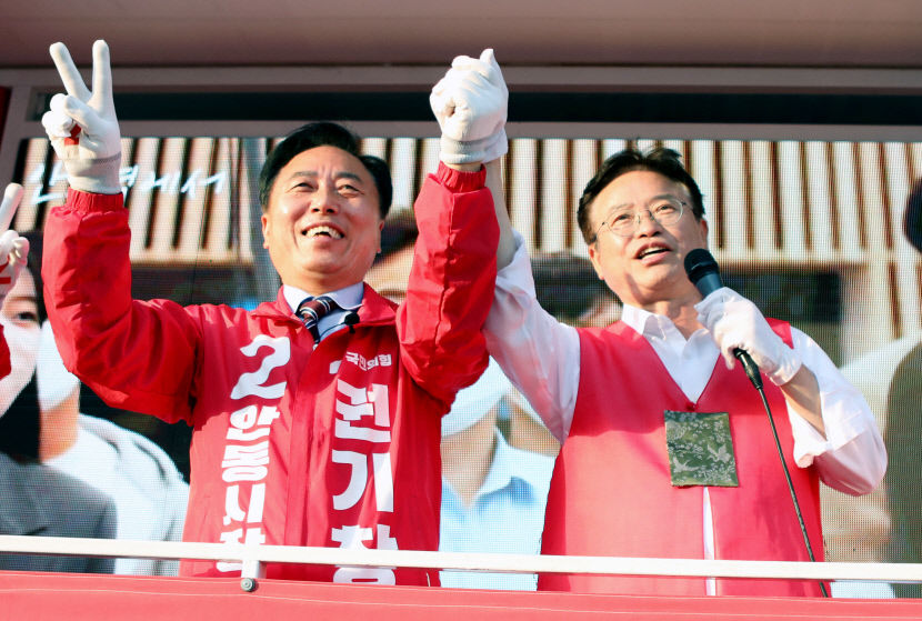 [포토뉴스] 이철우 경북도지사 후보, 안동서 마지막 유세