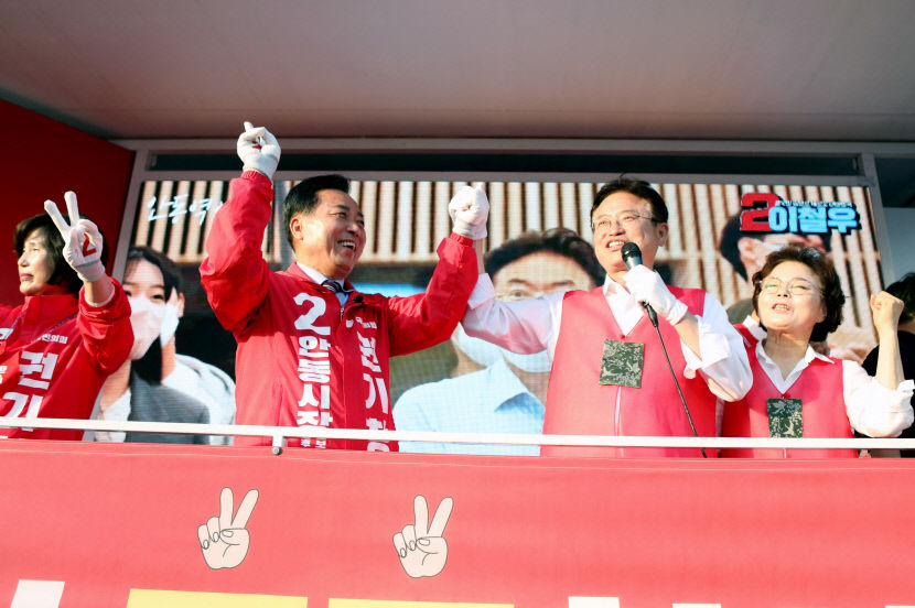 [포토뉴스] 이철우 경북도지사 후보, 안동서 마지막 유세