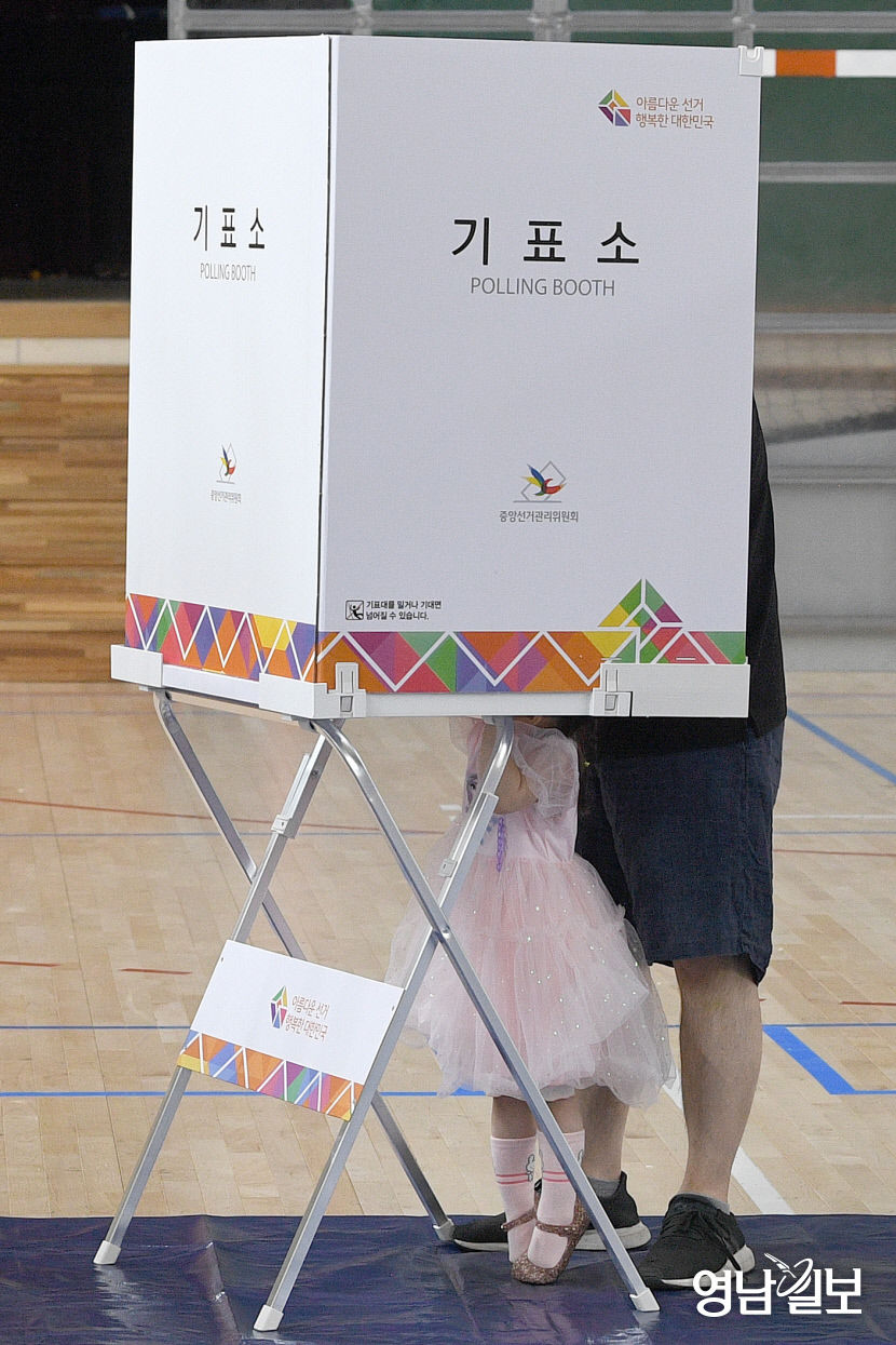 [포토뉴스] 제8회 전국동시지방선거, 기표소가 궁금한 동심