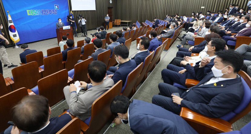 민주당, 패배 수습·차기 전대 앞두고 격량 속으로…계파 갈등 조짐
