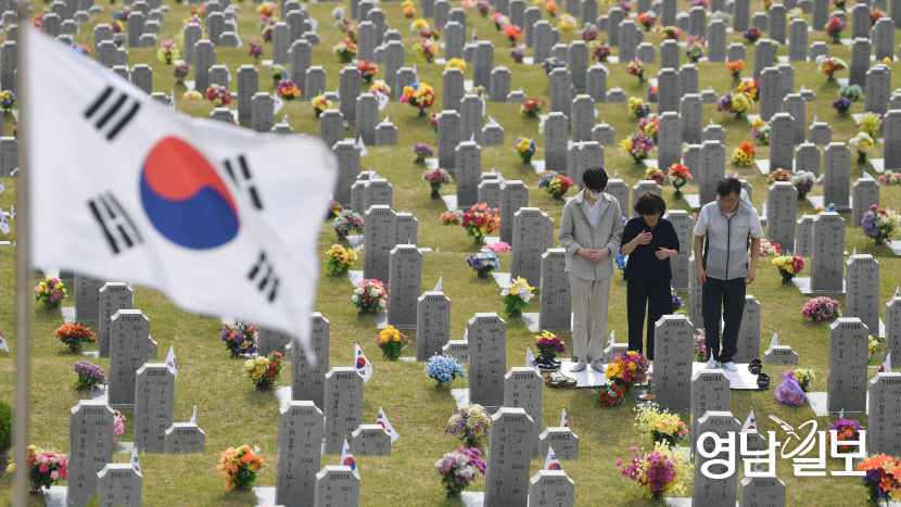 [포토뉴스] 현충일 연휴 첫날, 호국원 찾은 유족들